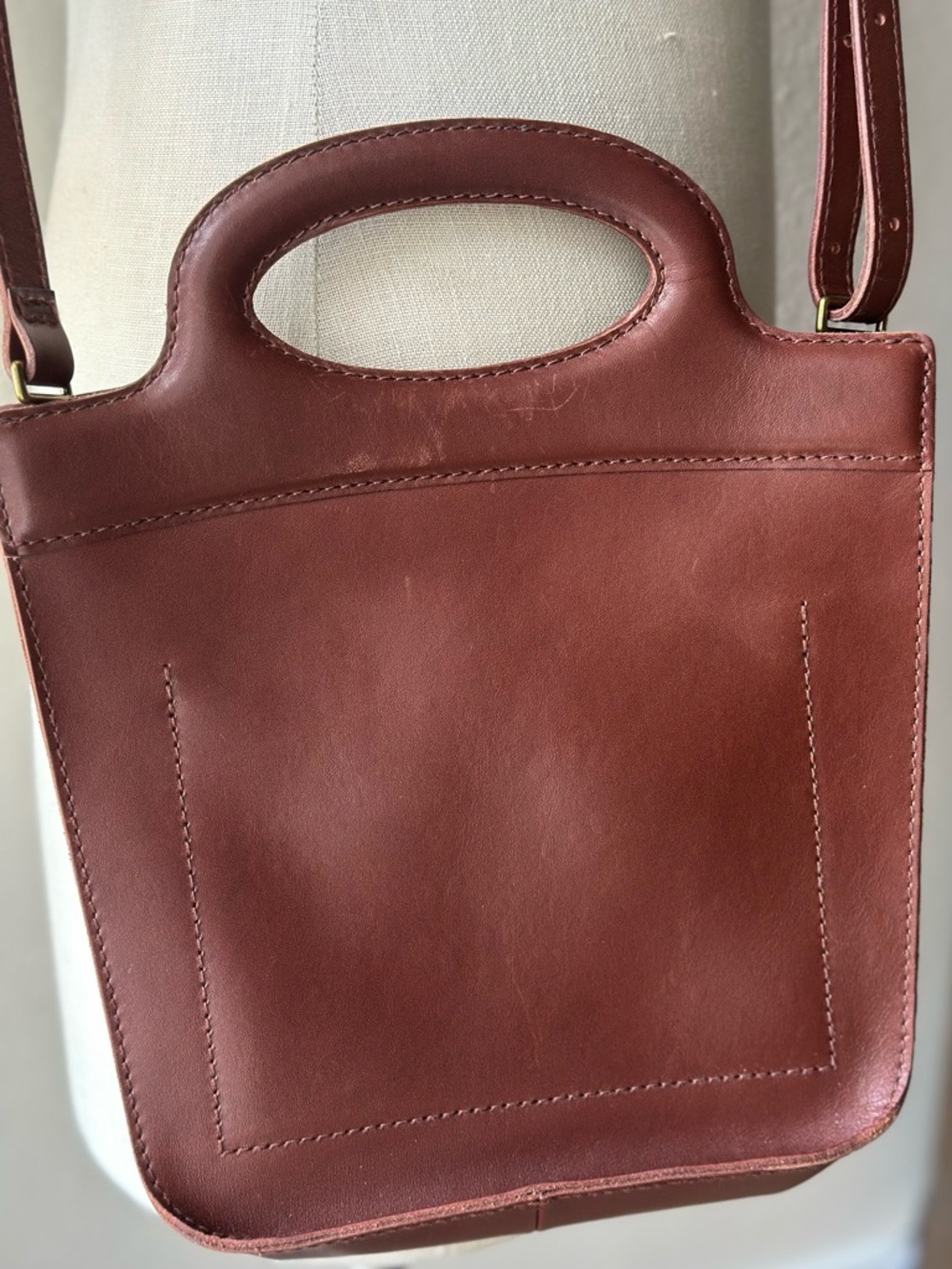 Madewell The Toggle Crossbody Bag in Cherry Wood Leather - Picture 5 of 11